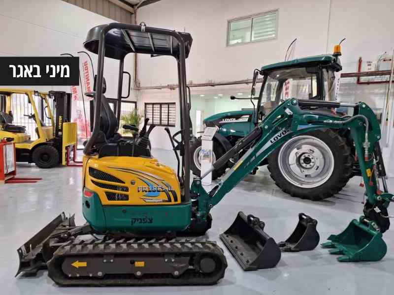 מיני מחפרון בתצוגה עם 3 כפות